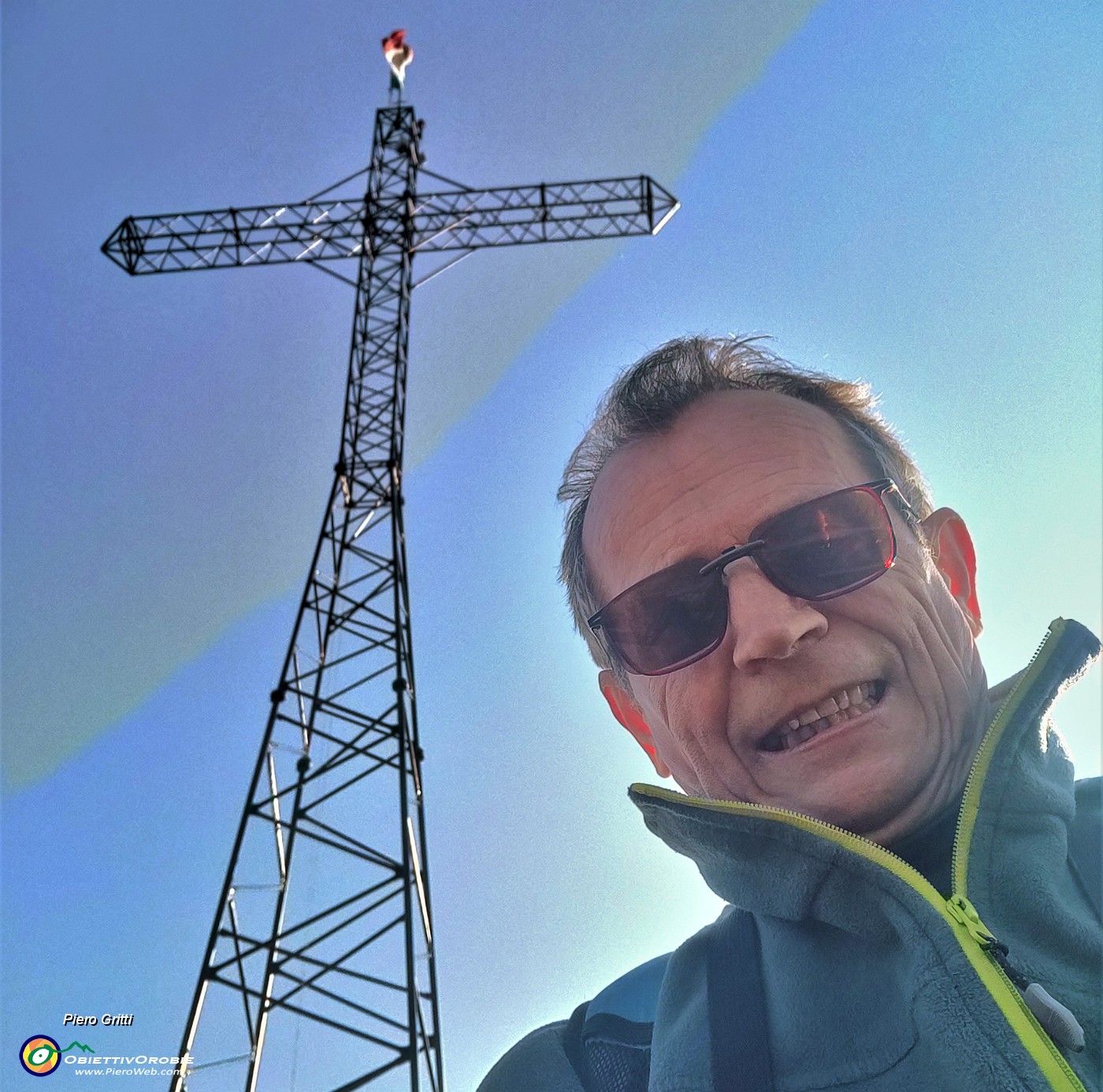 05 Selfie con sua altezza-25 m-la croce del Monte Ubione (895 m).jpg